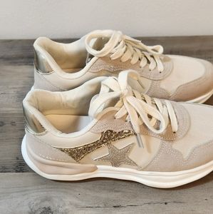 Cream colored with star womens vintage havana sneakers 8.5